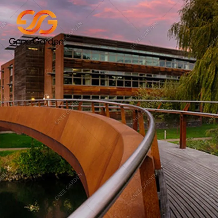 Leistungsstarke Gartenbrücke aus Cortenstahl