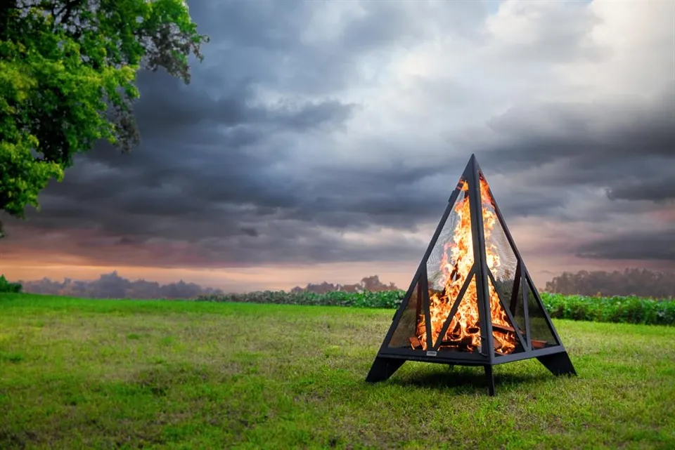 Pyramidenförmiger Außenkamin