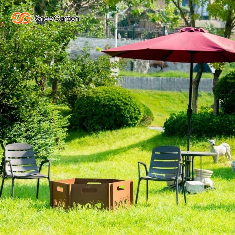 Moderne Feuerstelle aus Cortenstahl für den Außenbereich