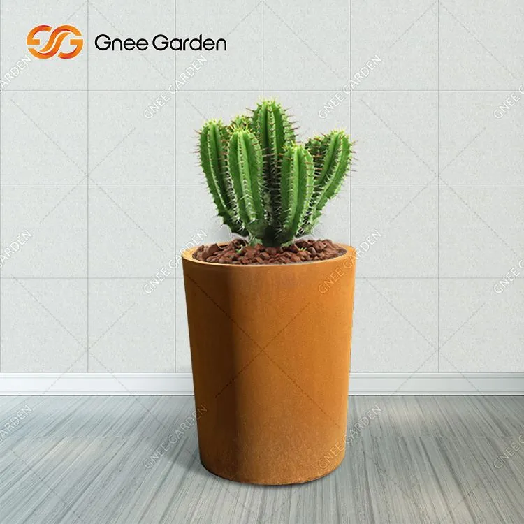 Pflanzgefäße aus verrostetem Stahl