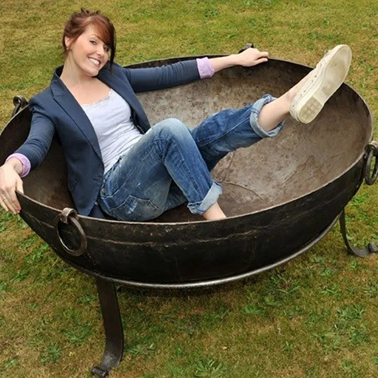 Rustikale Feuerstelle aus Metall