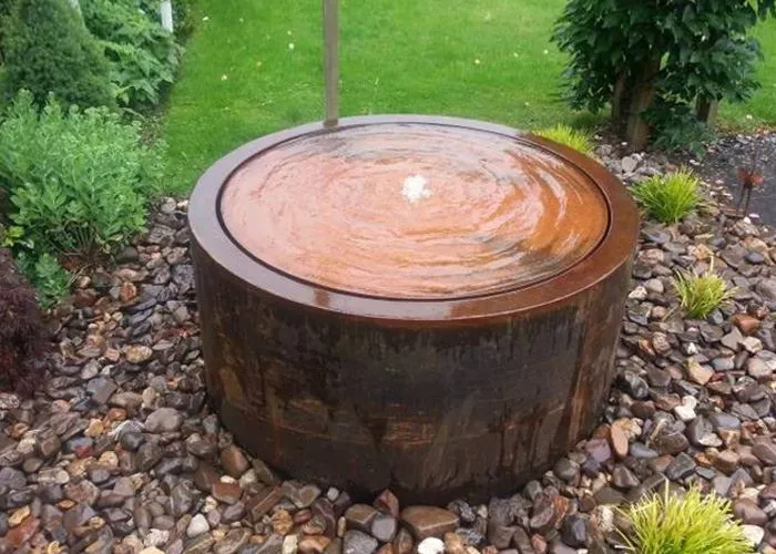 Wasserspiel aus rostigem Stahl