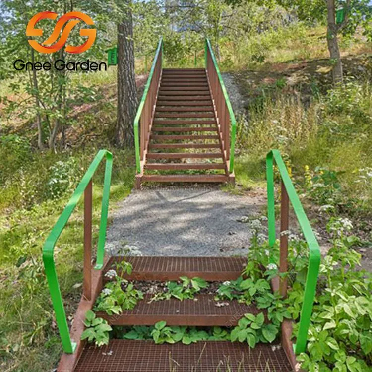 Rostige, verwitterte Gartentreppe aus Stahl