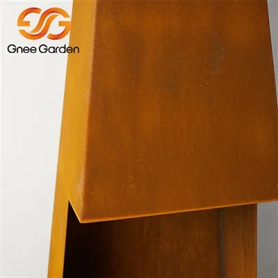 Kamin aus Cortenstahl mit Holzbefeuerung