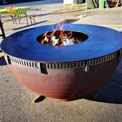 Kugelförmiger Holzkohlegrubengrill aus Cortenstahl für den Außenbereich