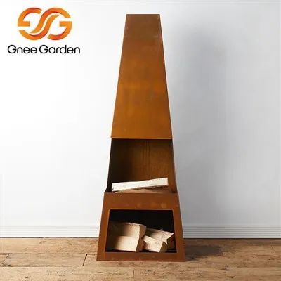 Verwitterter, gehobelter Außenkamin aus Stahl