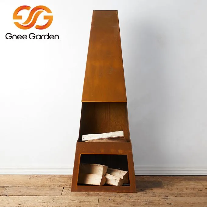 Verwitterter, gehobelter Außenkamin aus Stahl